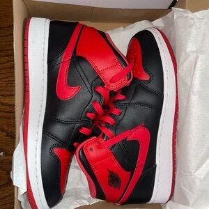 AIR JORDAN 1 MID (GS) with box